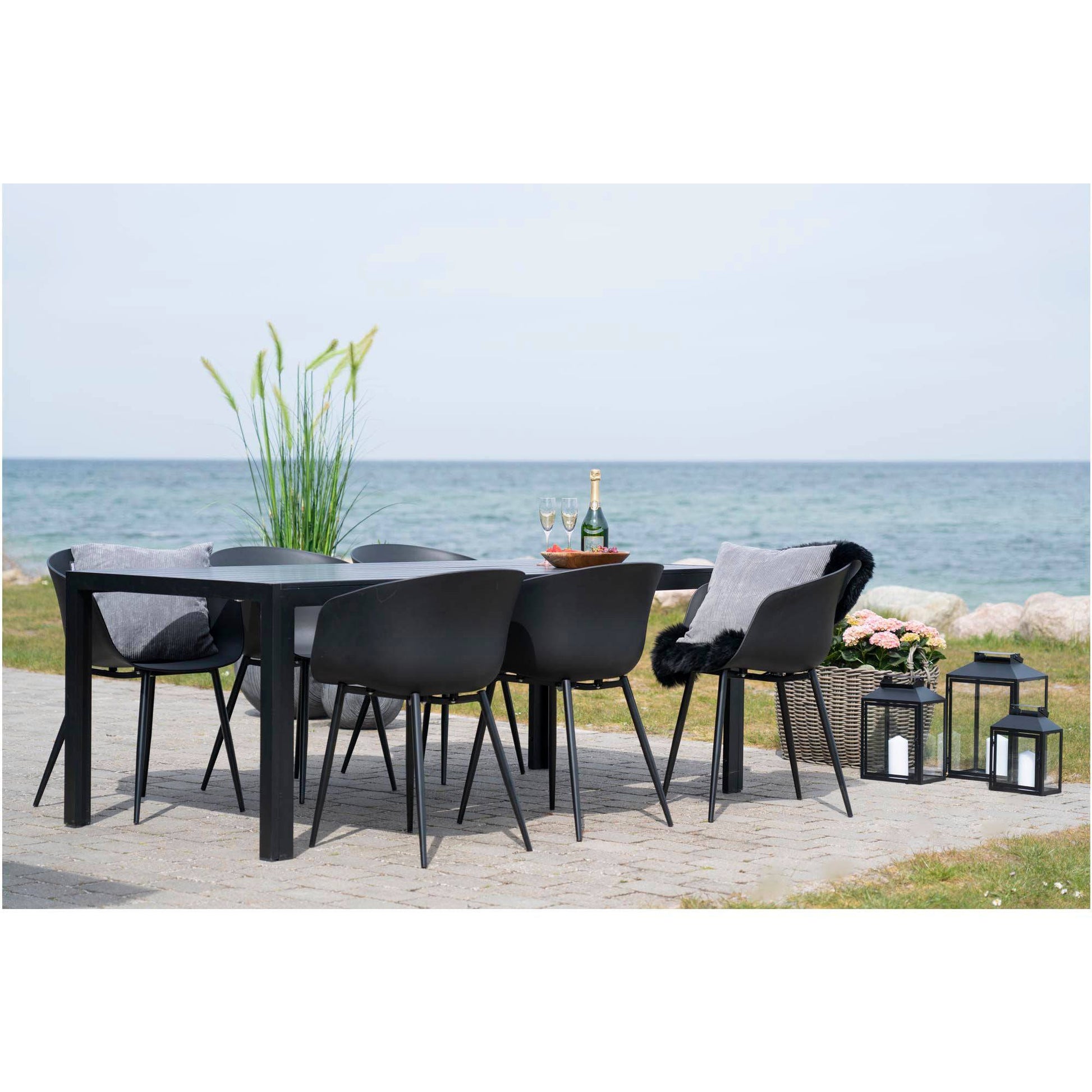 Scaun de dining, negru cu picioare negre, pe terasa
