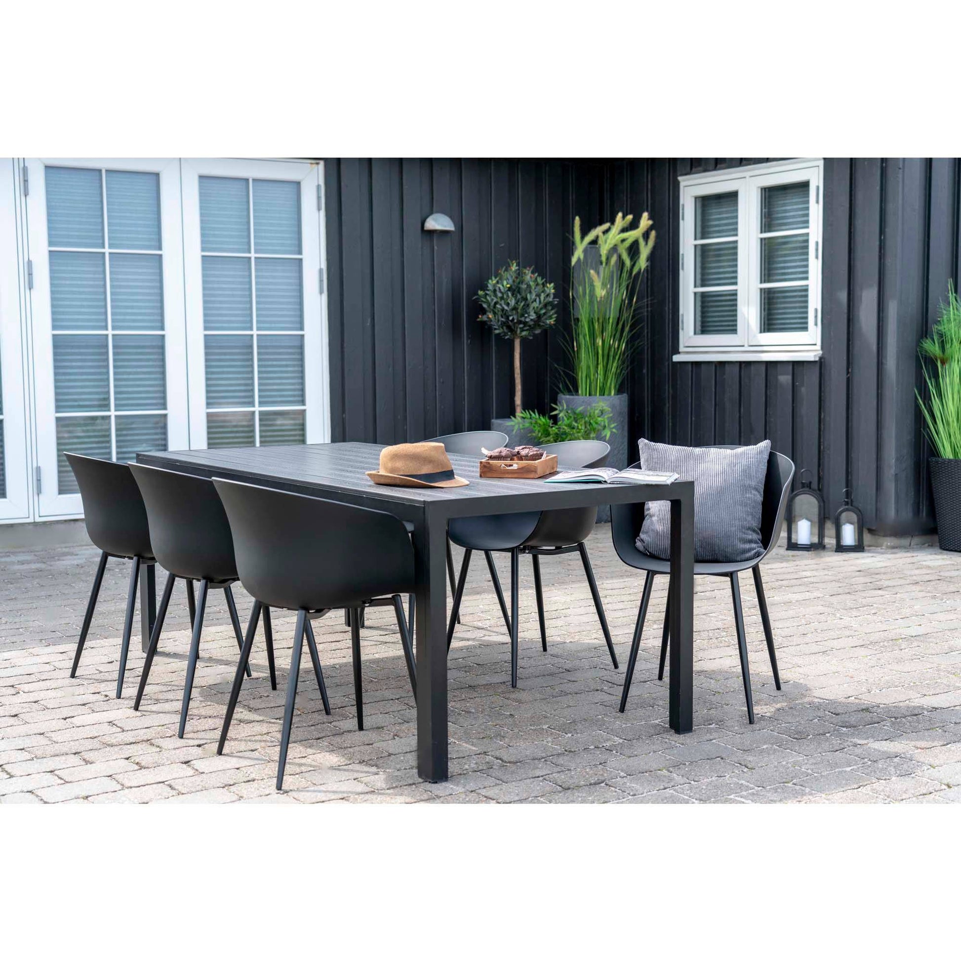 Scaun de dining, negru cu picioare negre, pe terasa