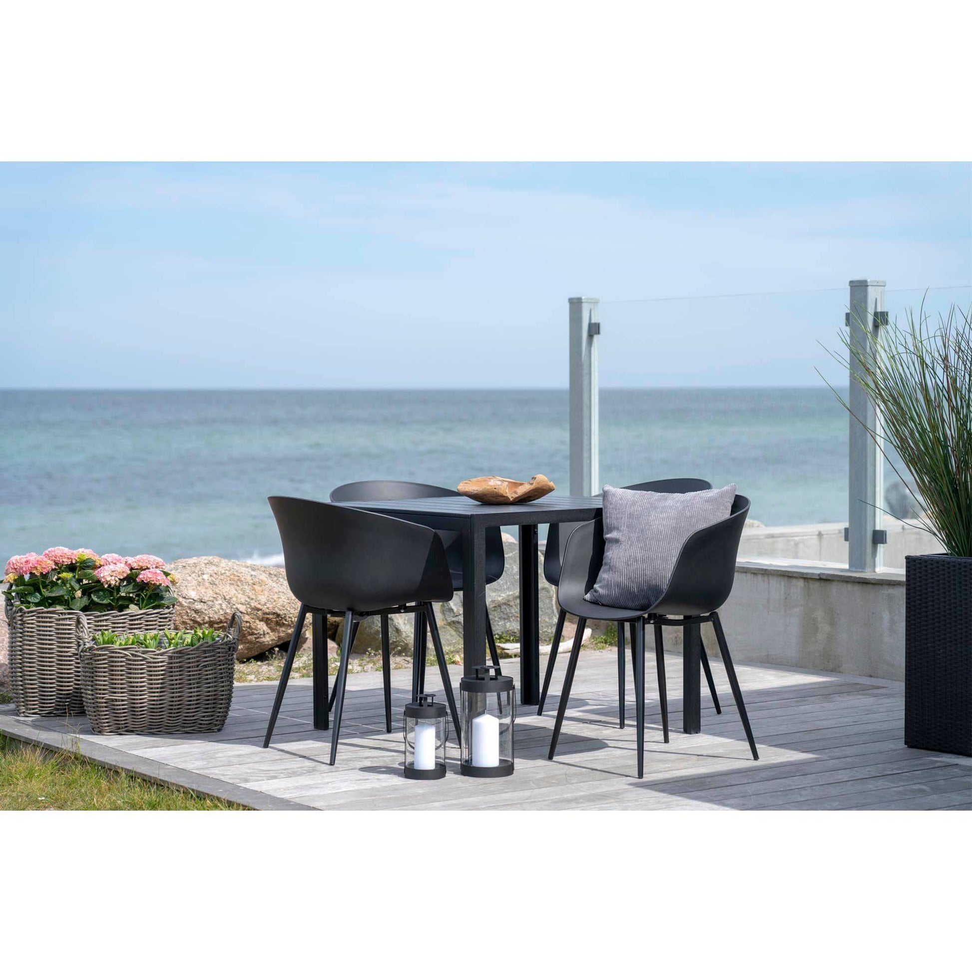 Scaun de dining, negru cu picioare negre, pe terasa