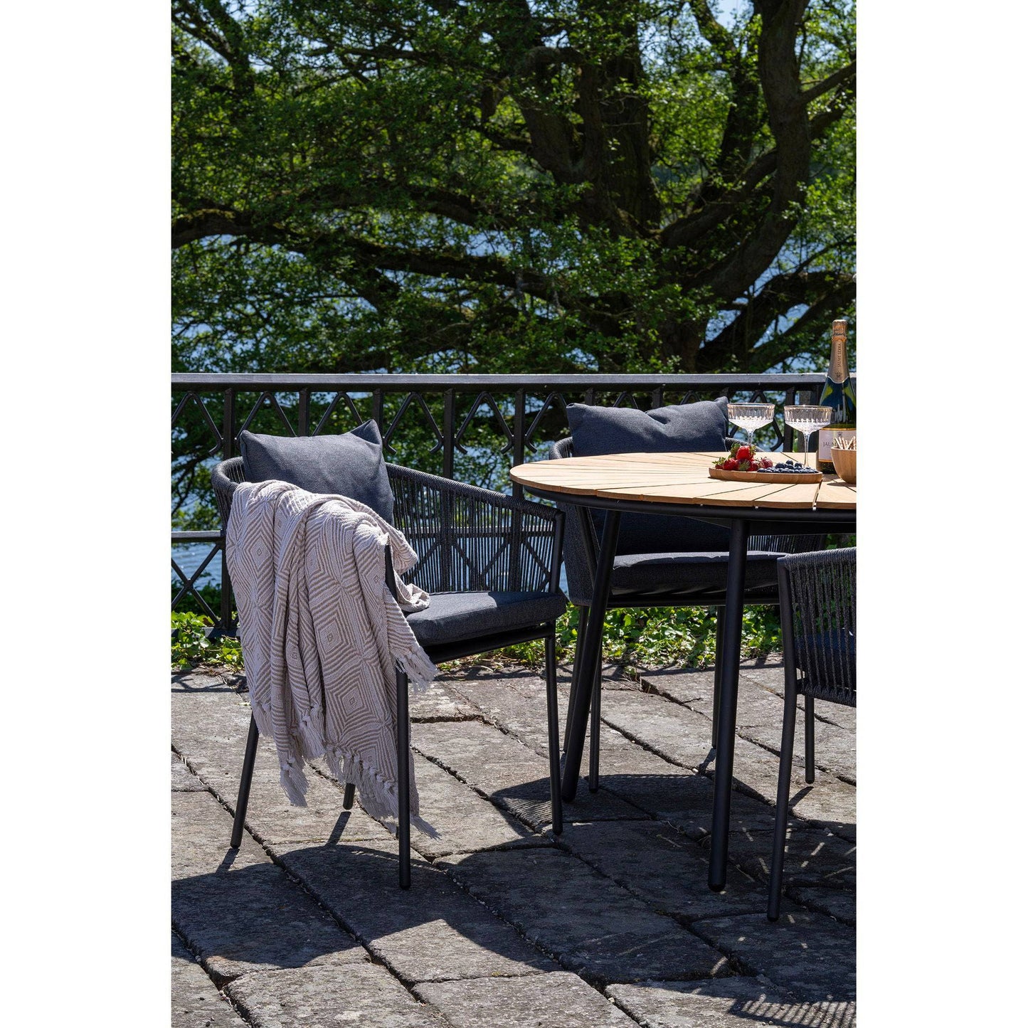 Scaun de dining din aluminiu/poliester, gri inchis cu perna inclusa, pe terasa