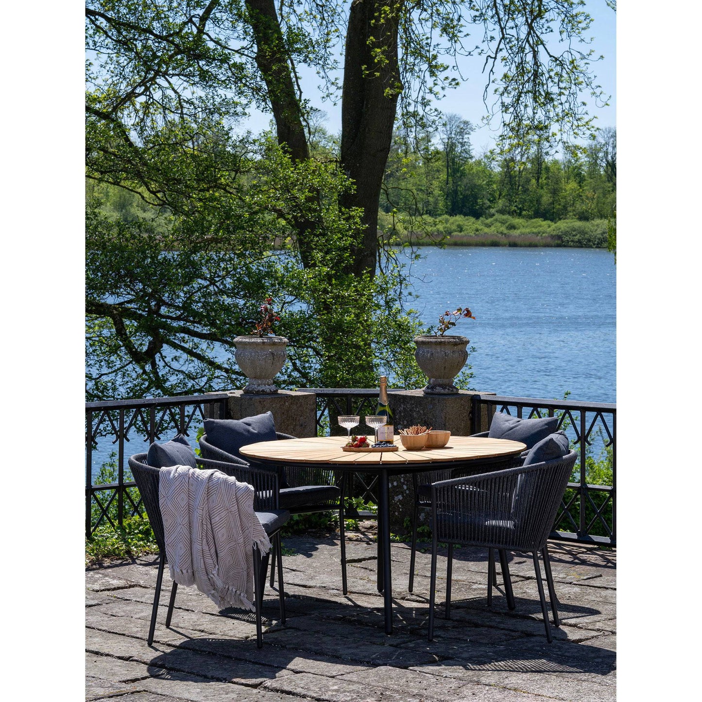 Scaun de dining din aluminiu/poliester, gri inchis cu perna inclusa, pe terasa