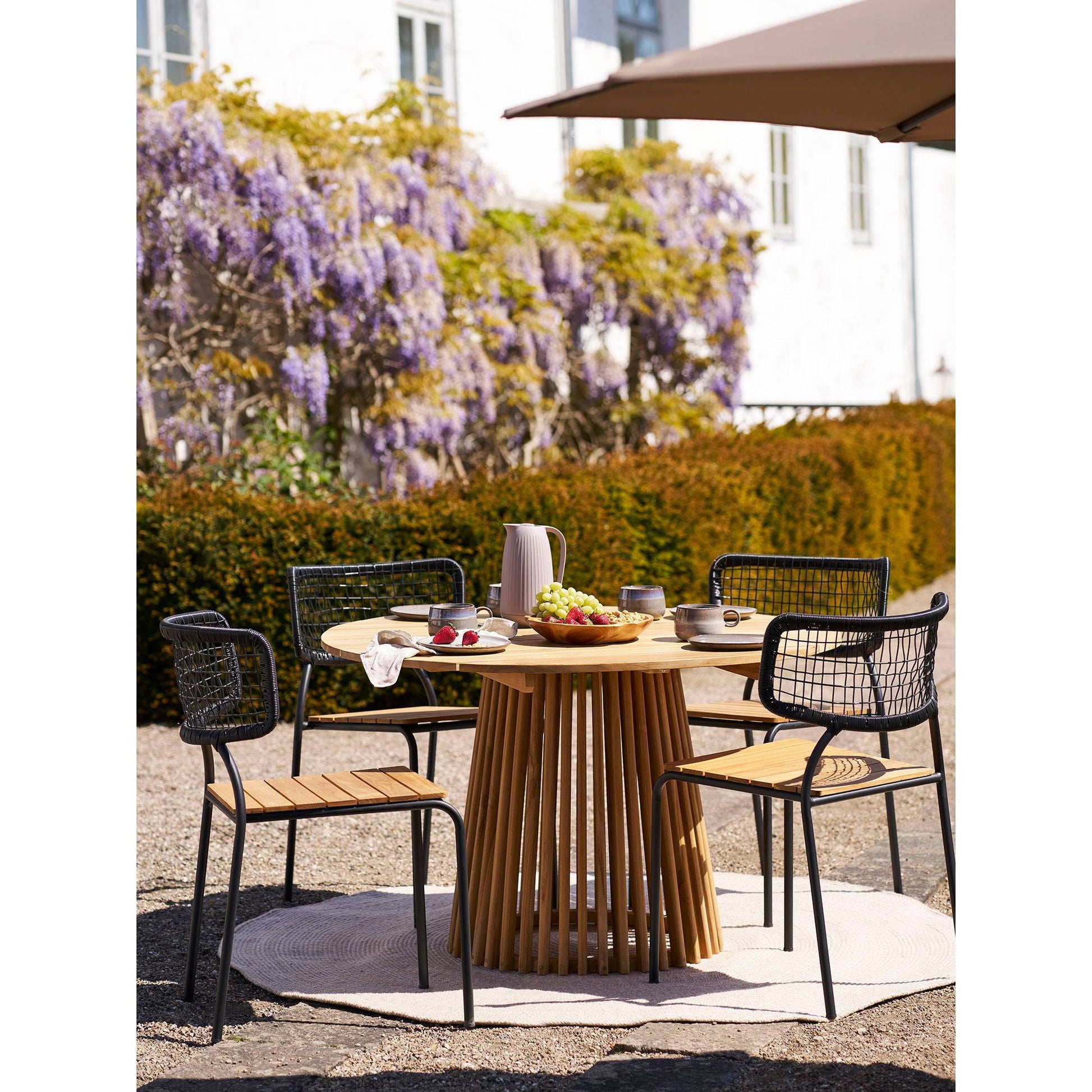 Scaun de dining, din tec/poliratan, negru/natur cu picioare negre, pe terasa