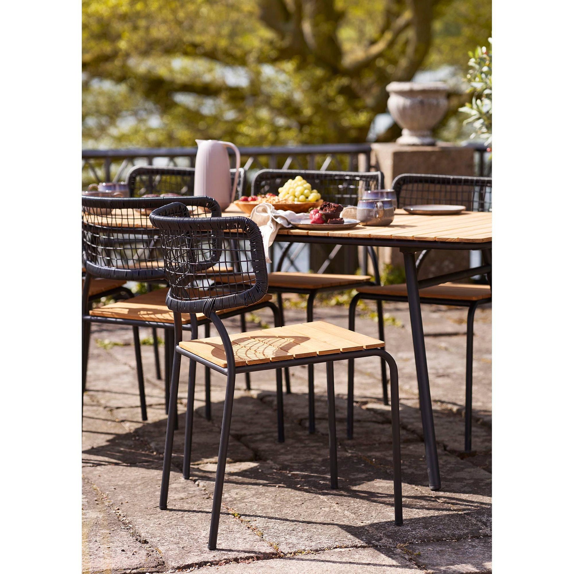 Scaun de dining, din tec/poliratan, negru/natur cu picioare negre, pe terasa