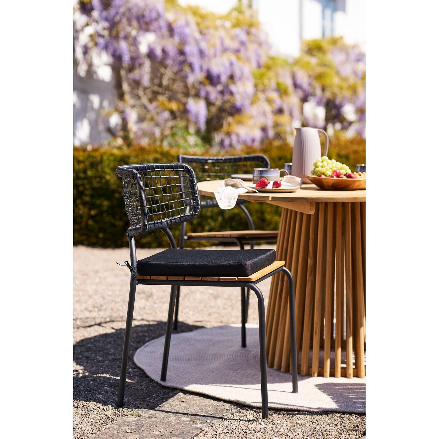 Scaun de dining, din tec/poliratan, negru/natur cu picioare negre, pe terasa