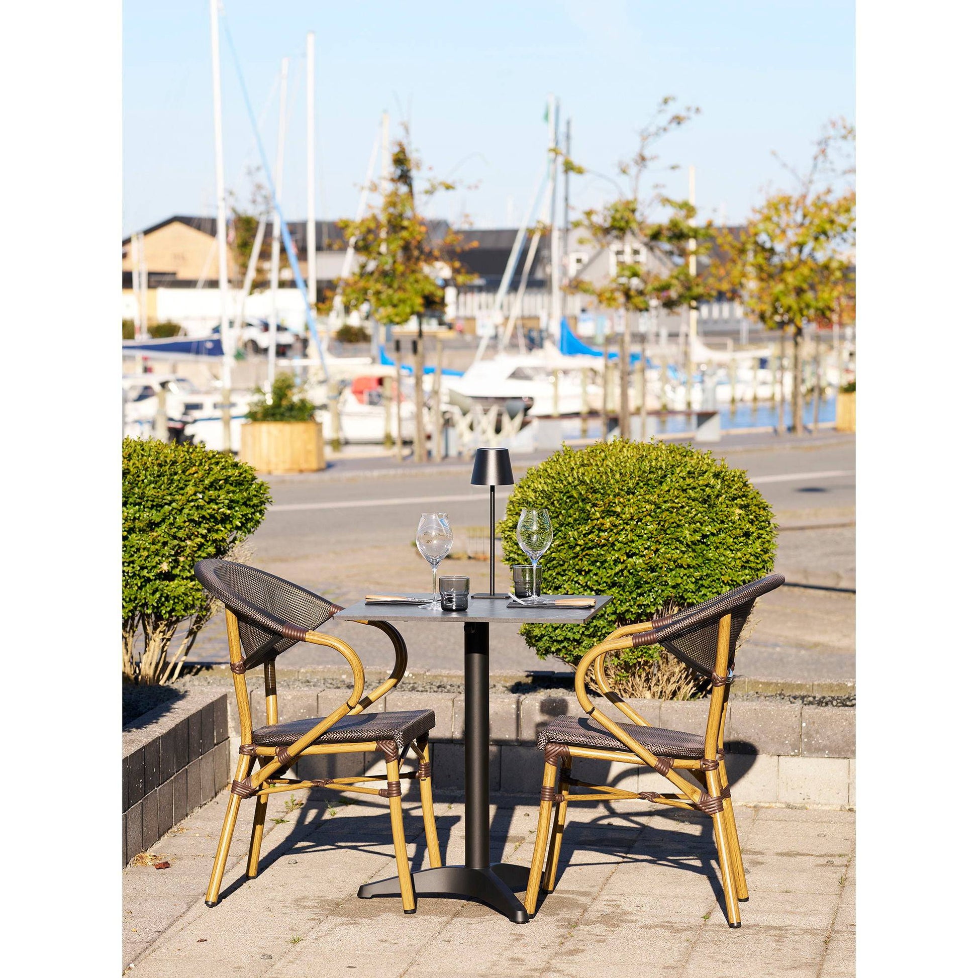 Scaun de dining din aluminiu, textil, maro inchis, cadru cu aspect bambus, pe terasa