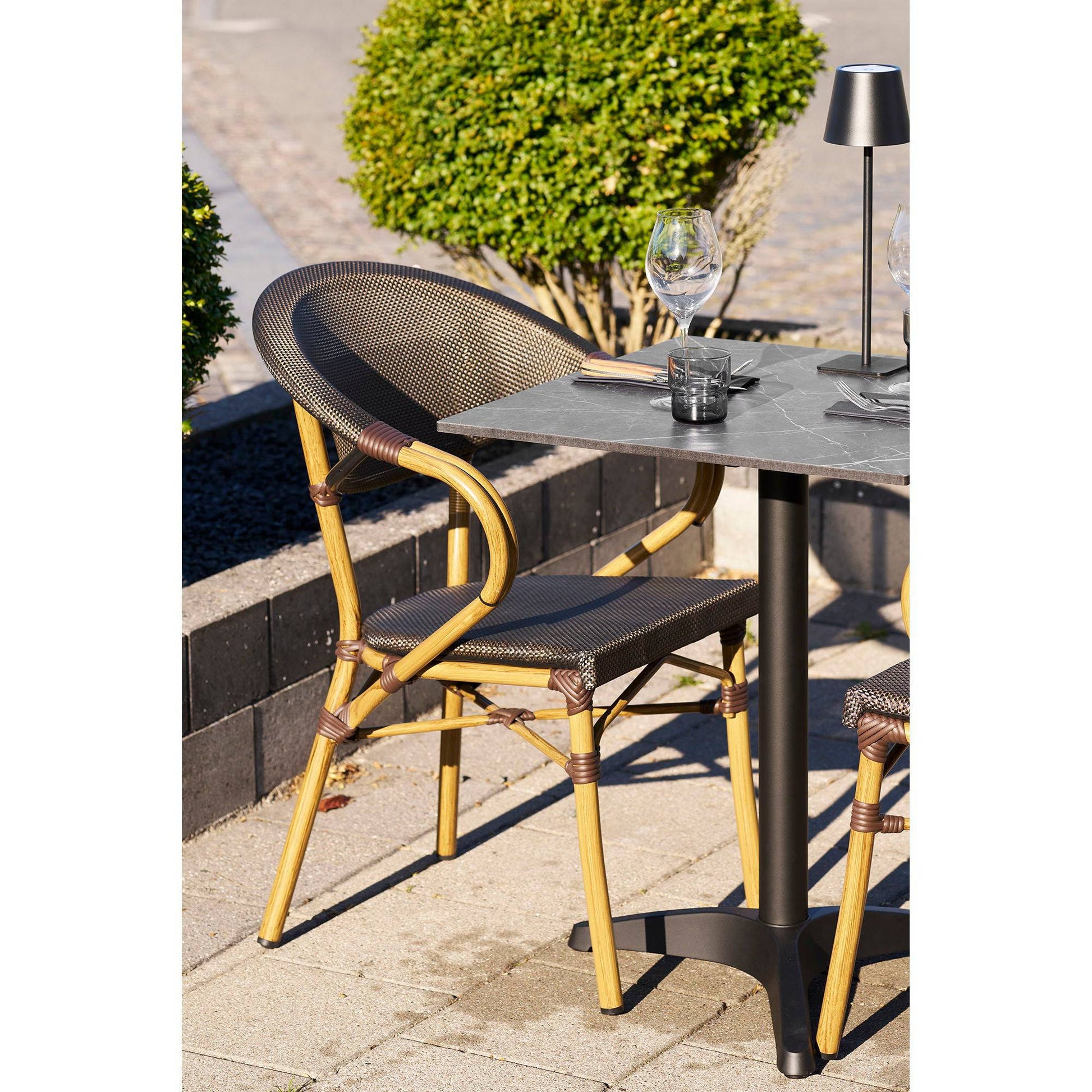Scaun de dining din aluminiu, textil, maro inchis, cadru cu aspect bambus, pe terasa