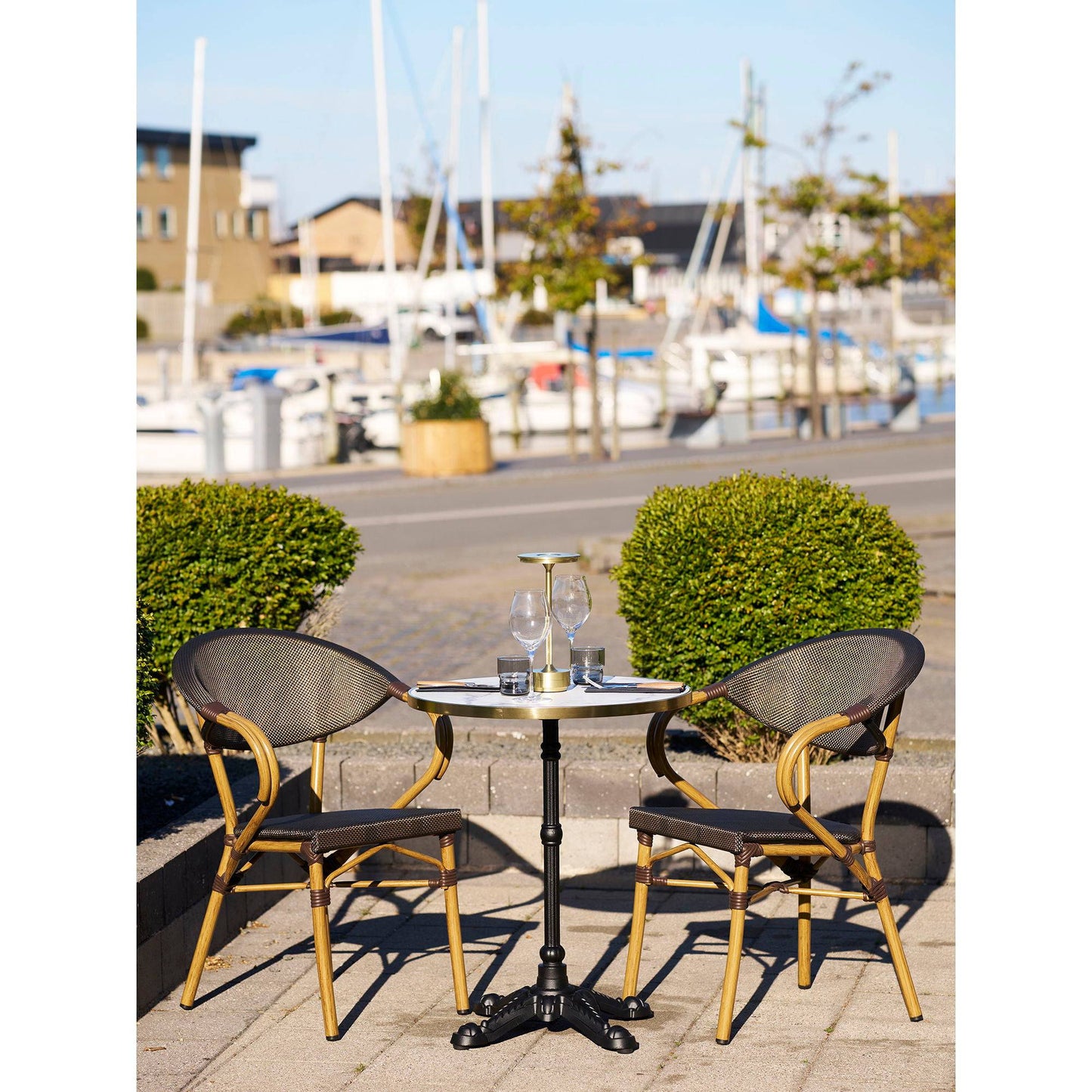Scaun de dining din aluminiu, textil, maro inchis, cadru cu aspect bambus, pe terasa