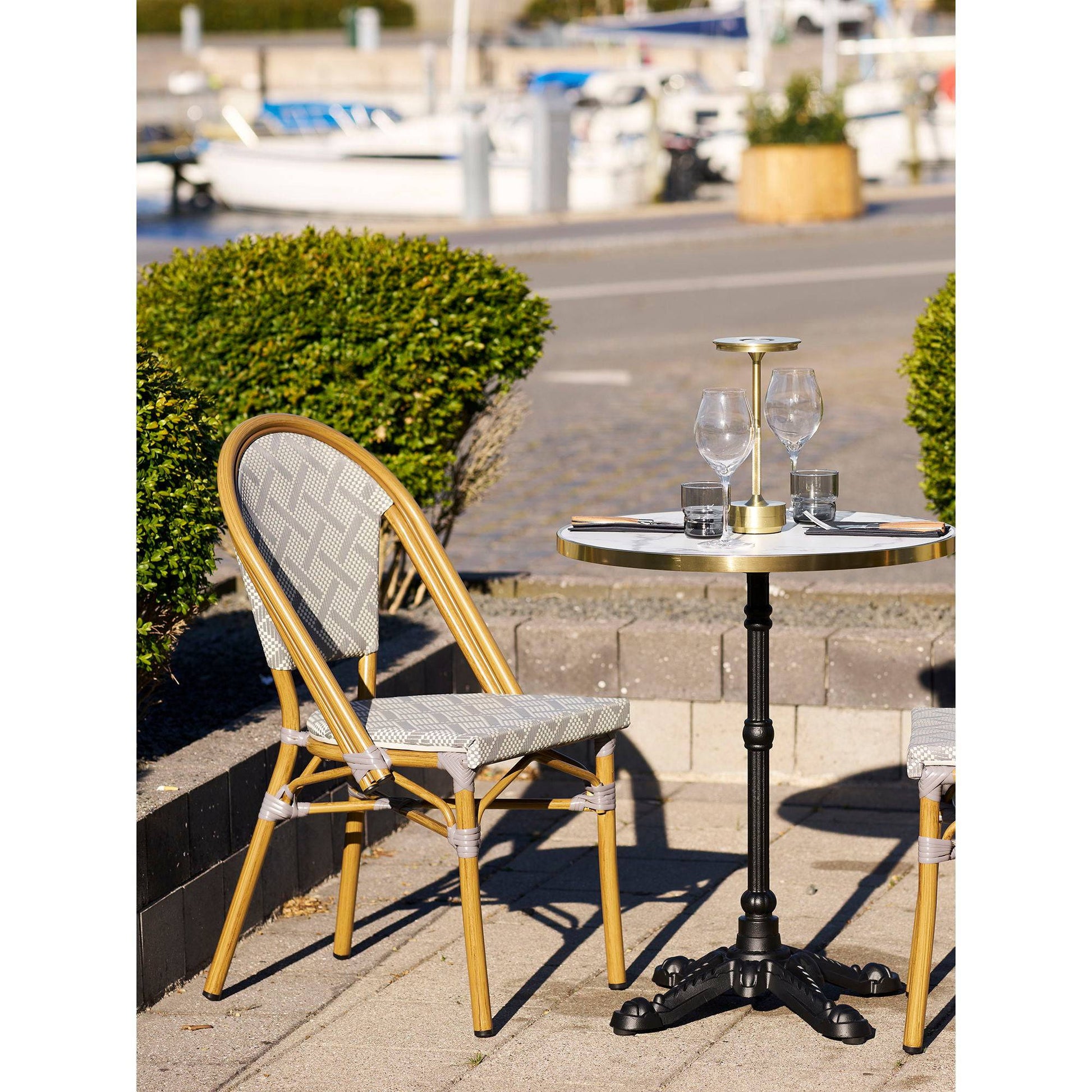 Scaun de dining din aluminiu/textil, gri cu cadru cu aspect de bambus, pe terasa