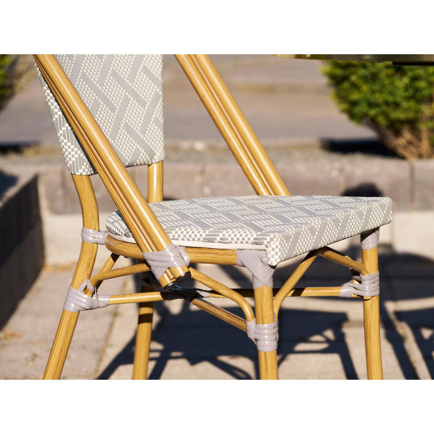 Scaun de dining din aluminiu/textil, gri cu cadru cu aspect de bambus, pe terasa