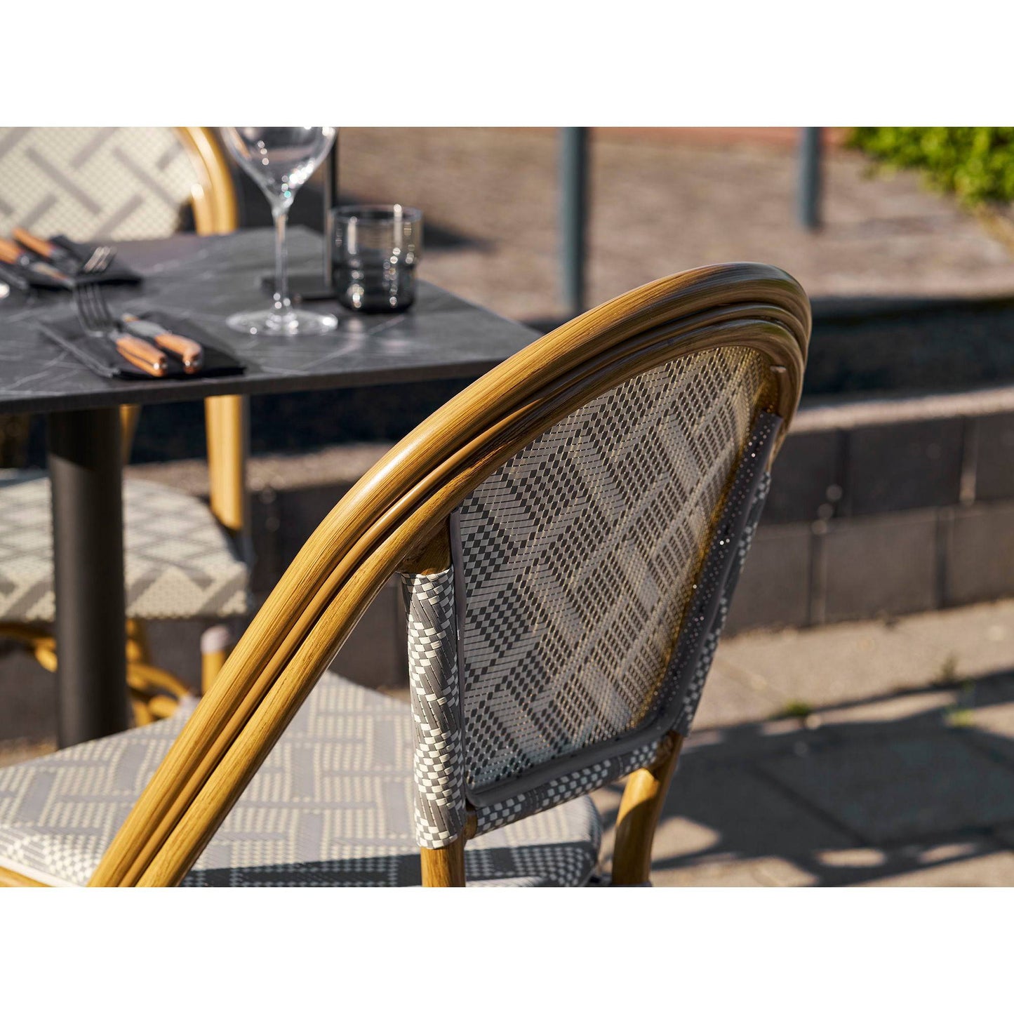 Scaun de dining din aluminiu/textil, gri cu cadru cu aspect de bambus, pe terasa