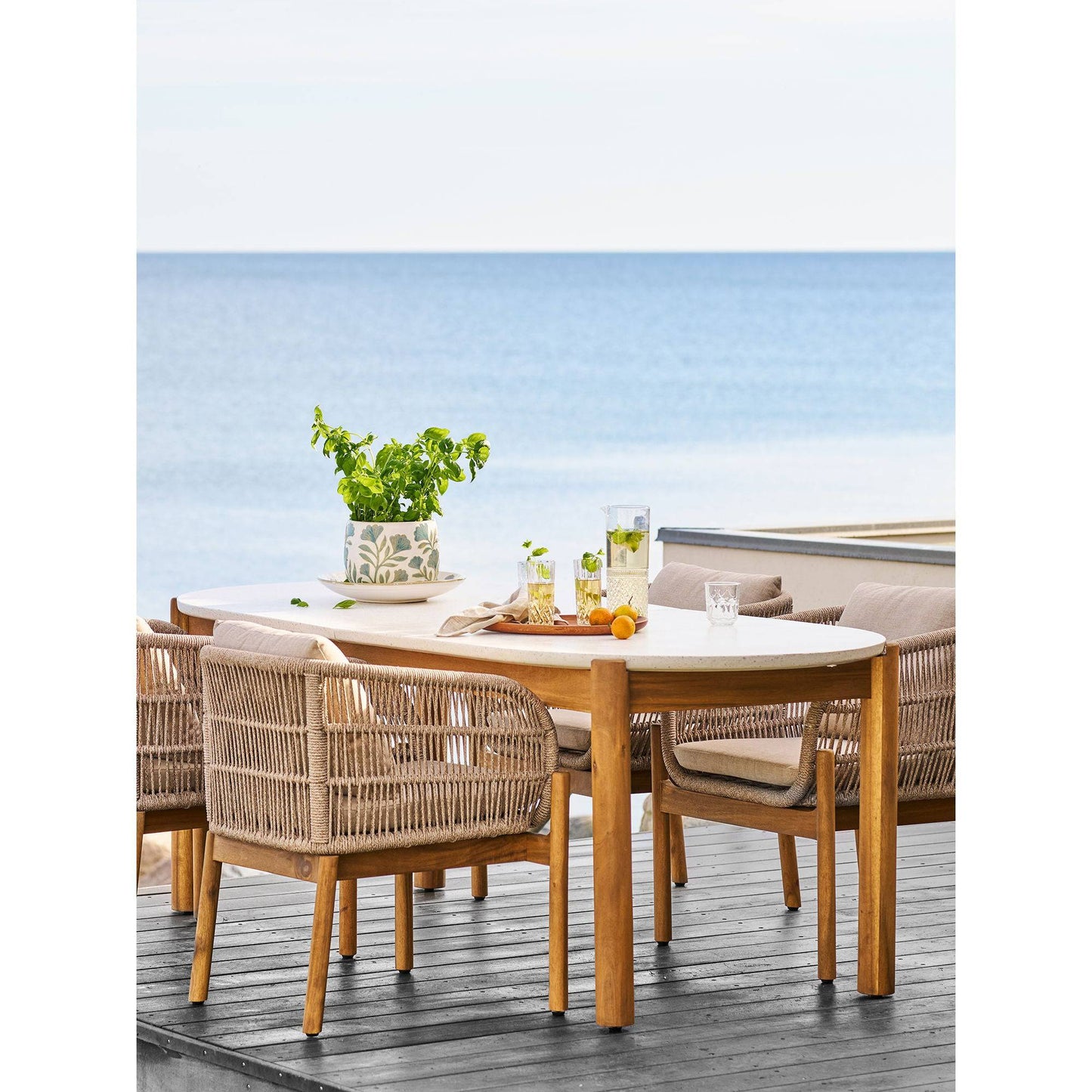 Scaun de dining din salcam, bej, incl. perna, pe terasa