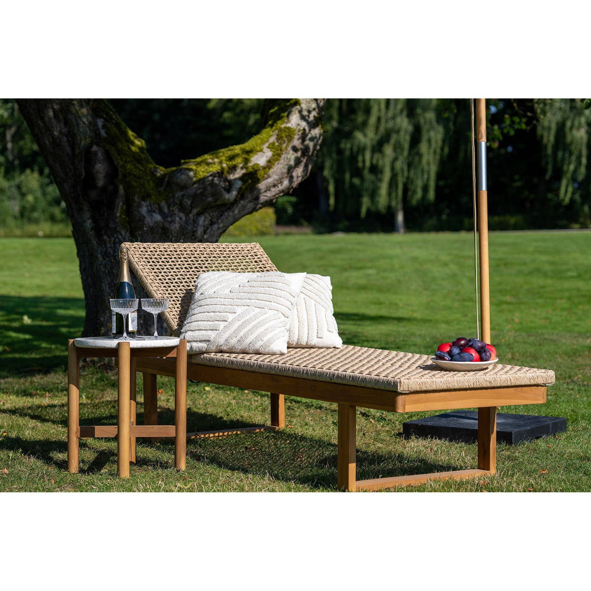  Sezlong din tec/poliratan, natur, pe terasa