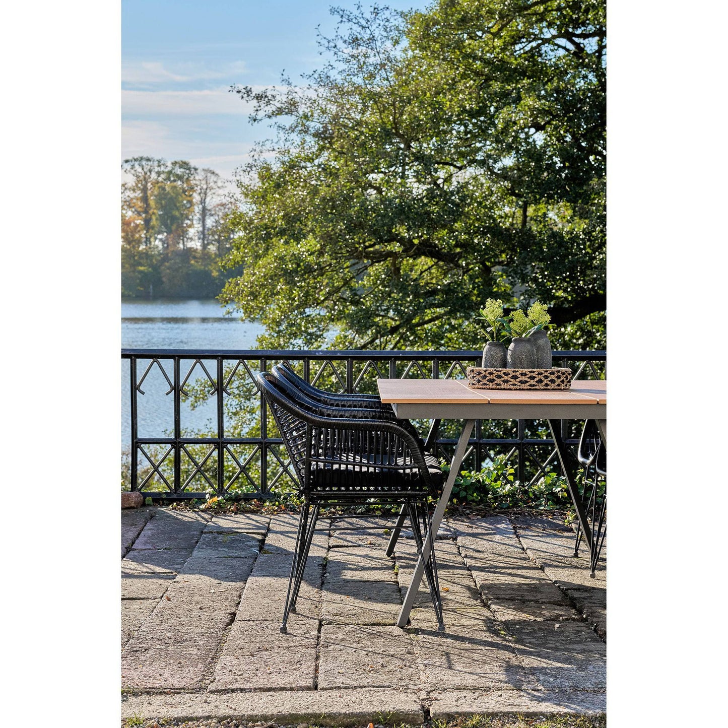 Masa de dining, natur/negru, pe tereasa