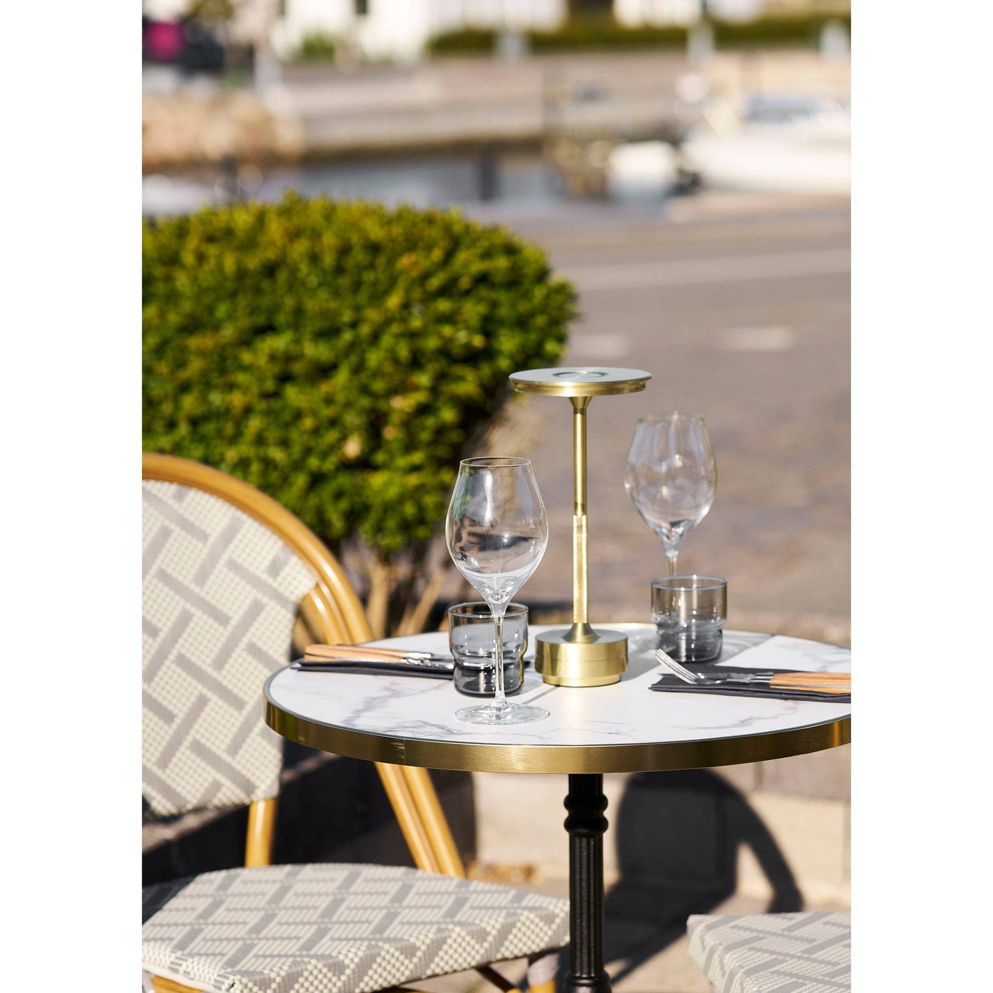 Masa bistro, aspect marmura, alb cu auriu, picioare negre, aluminiu turnat - pe terasa
