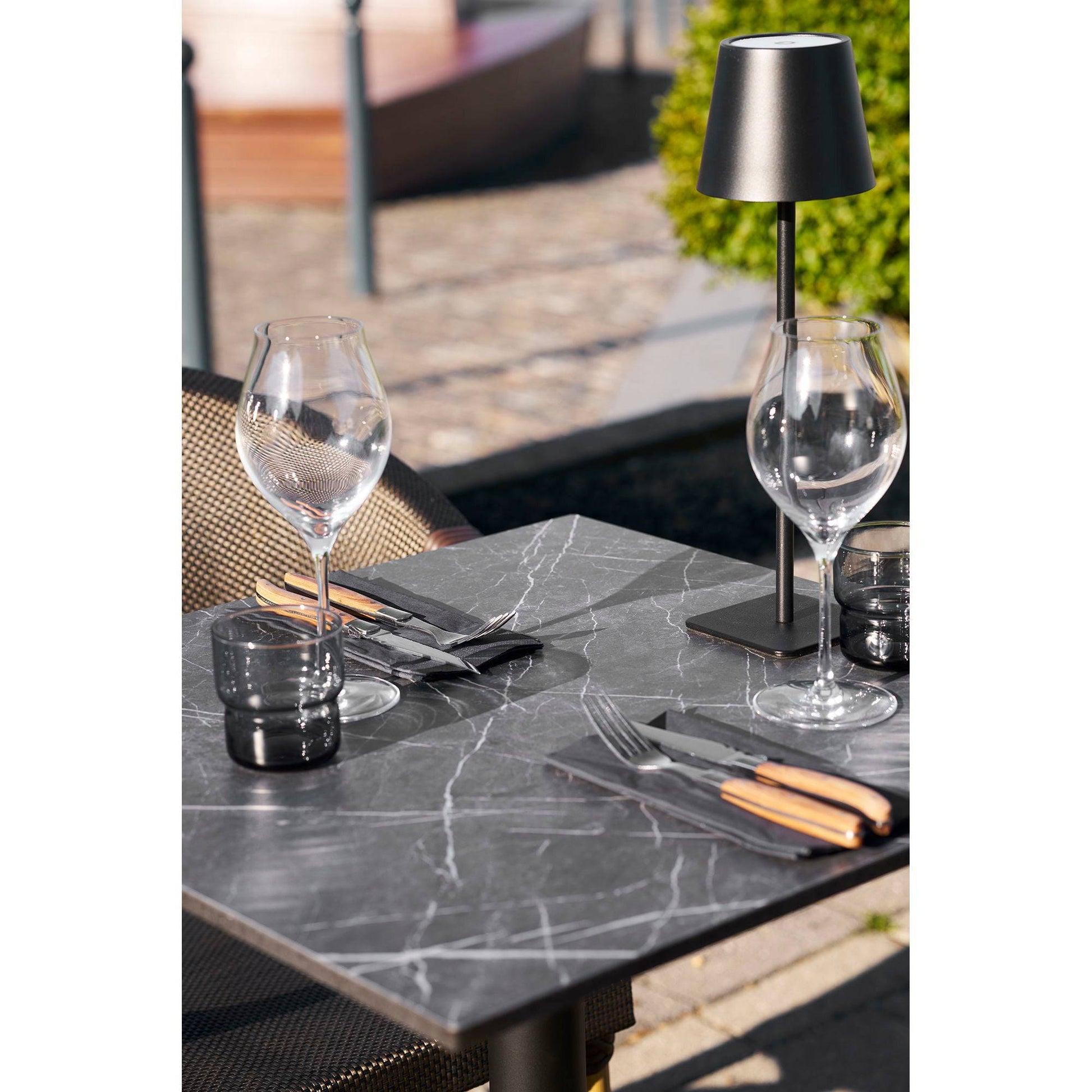 Masa bistro, aspect marmura, gri inchis, picioare negre - pe terasa