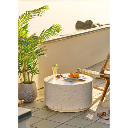 Masuta de cafea, fibra de argila, aspect terrazzo, pe terasa insorita