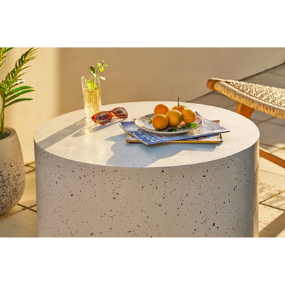 Masuta de cafea, fibra de argila, aspect terrazzo, pe terasa insorita