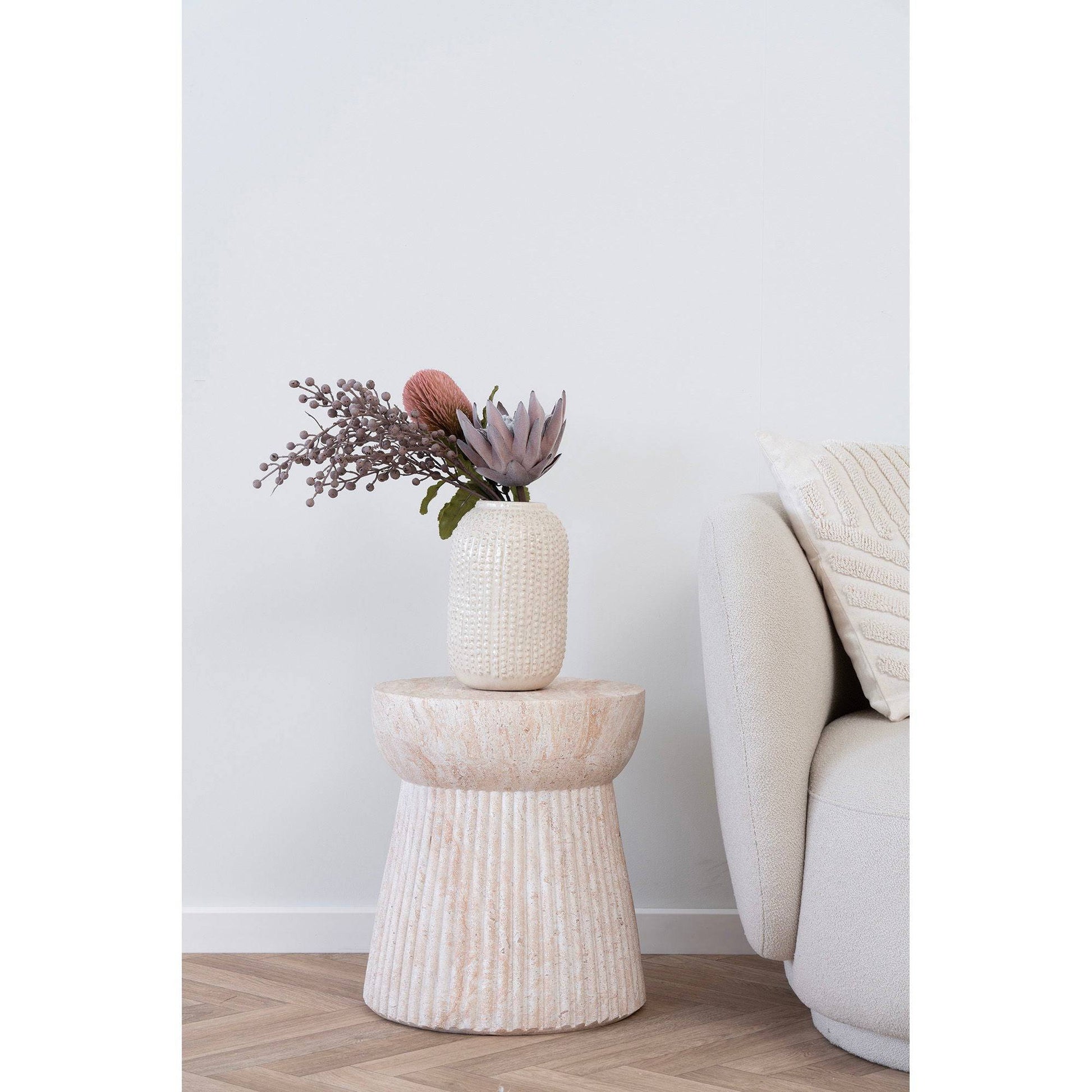 Masuta laterala, fibra de argila cu structura canelata, natur ø37x43 cm, design modern