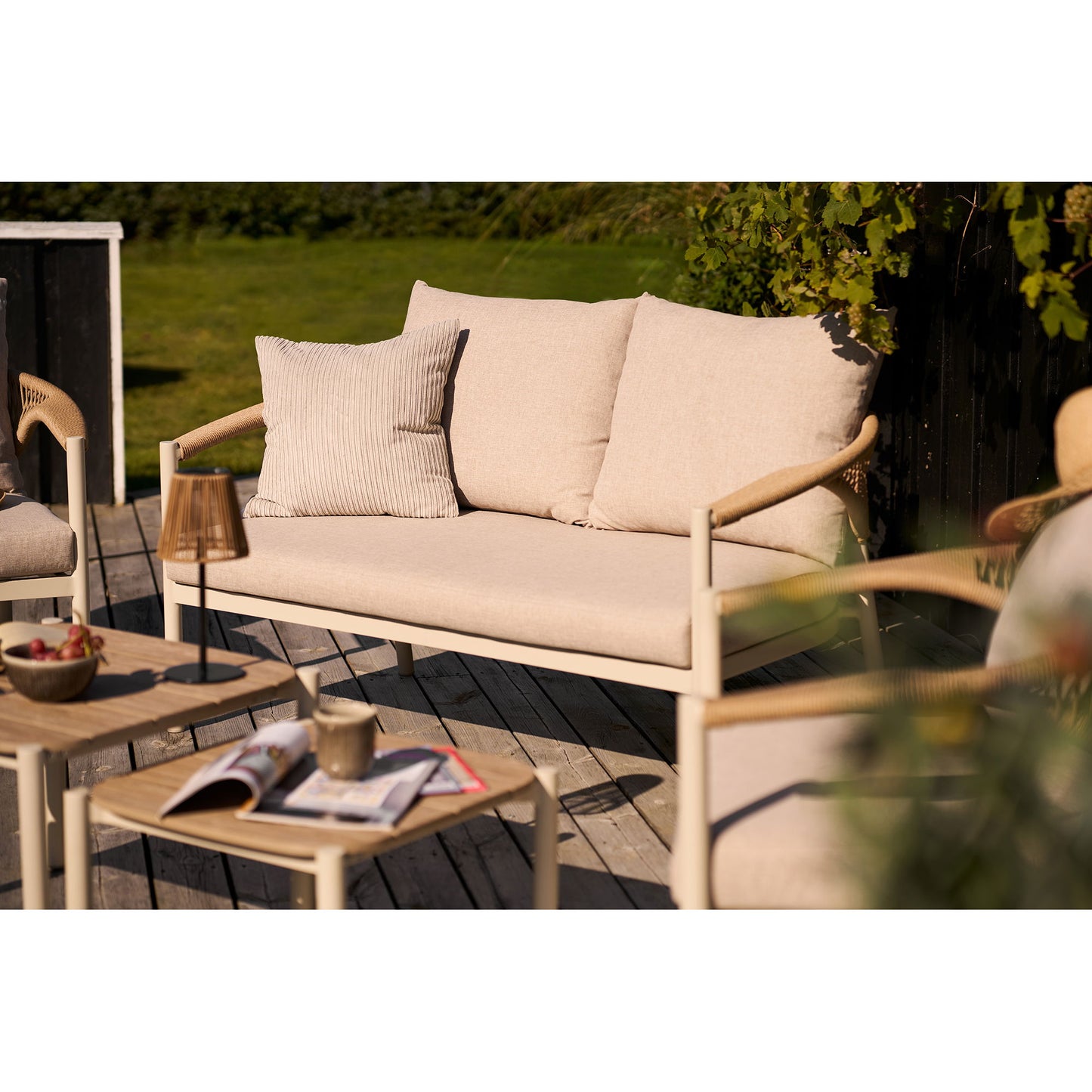 Abela Set lounge, aluminiu/lemn artificial/poliester/PE ratan, folosit la exterior