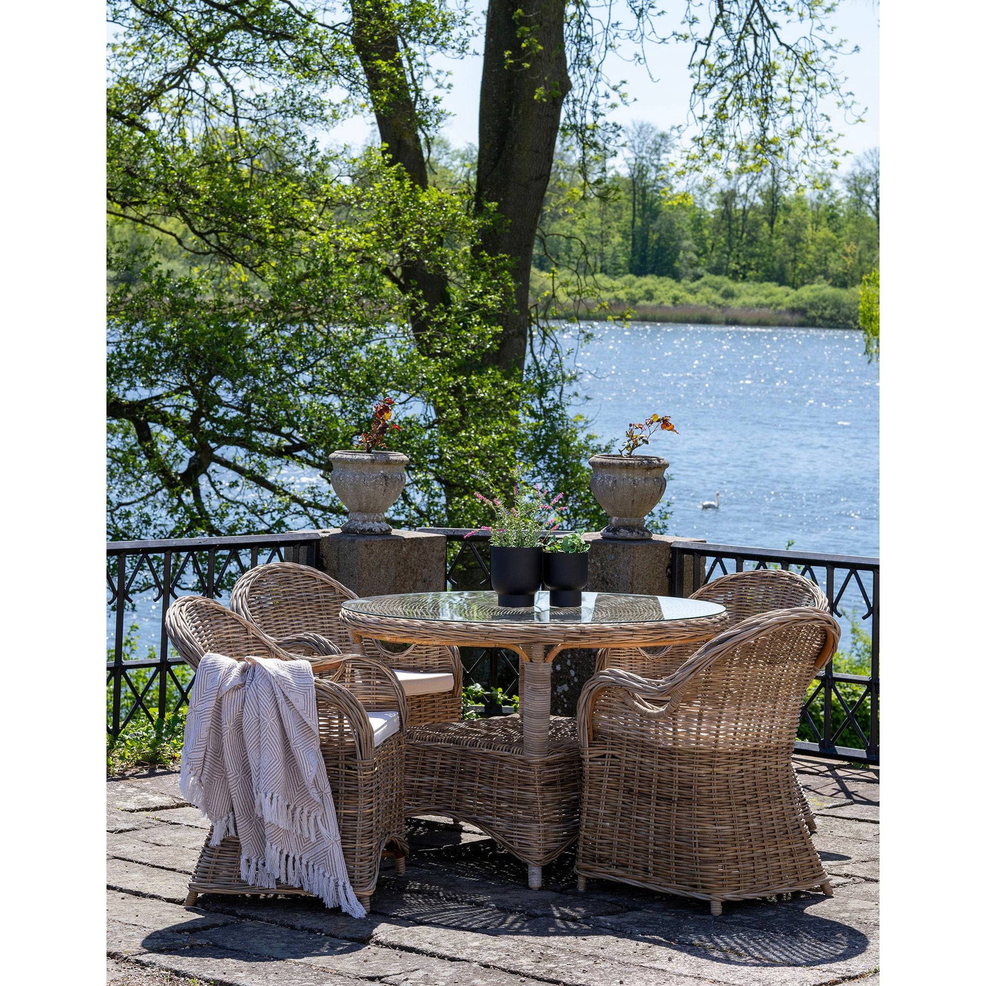 set masa pentru gradina si 4 scaune, in cadru natural