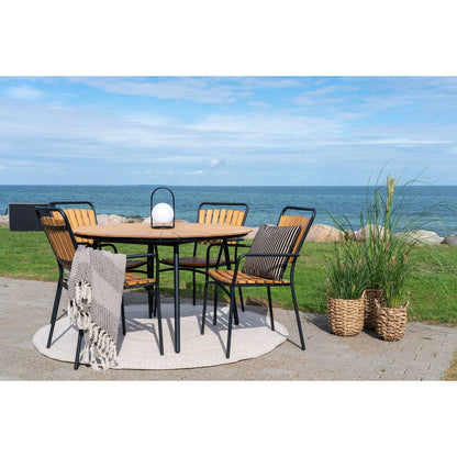 masa de dining cu blat din tec natur in exterior