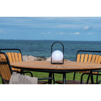 masa de dining cu blat din tec natur in exterior