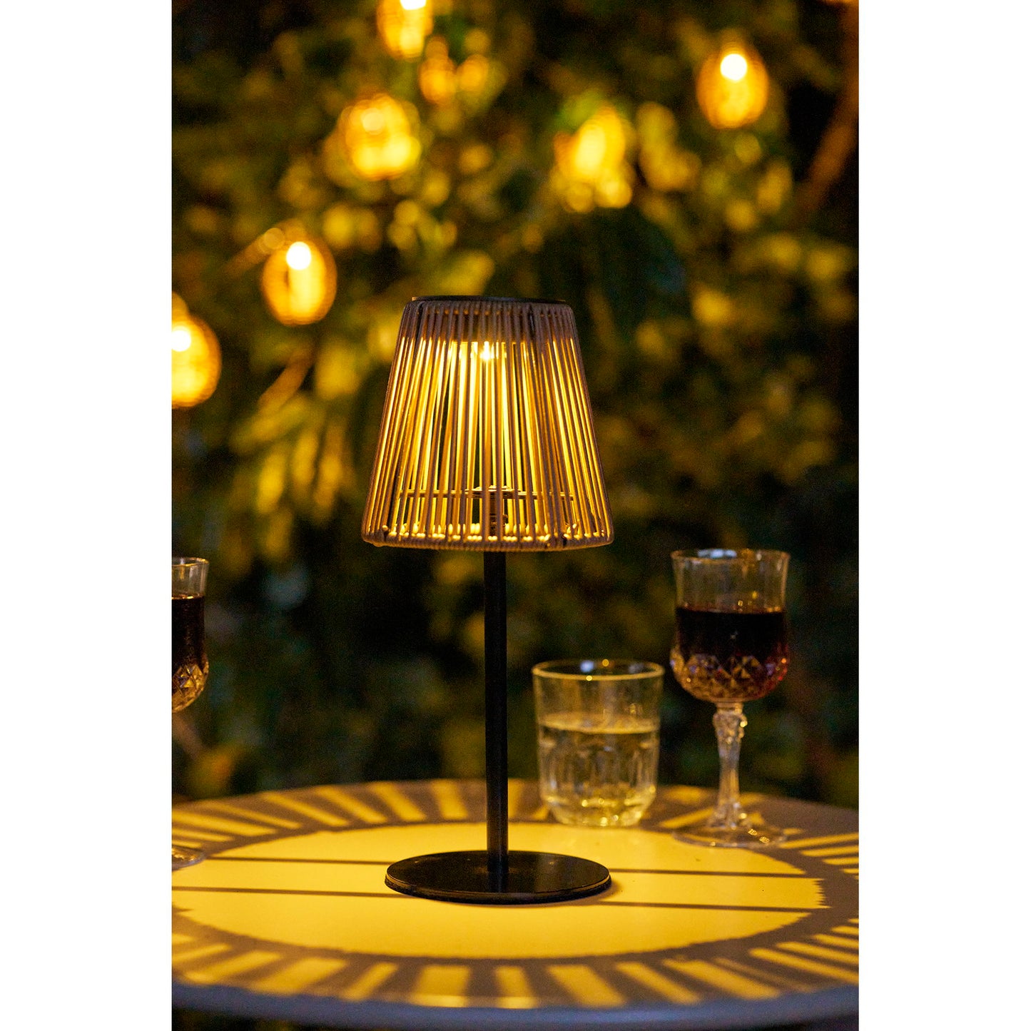 lampa reincarcabila cu panou solar integrat