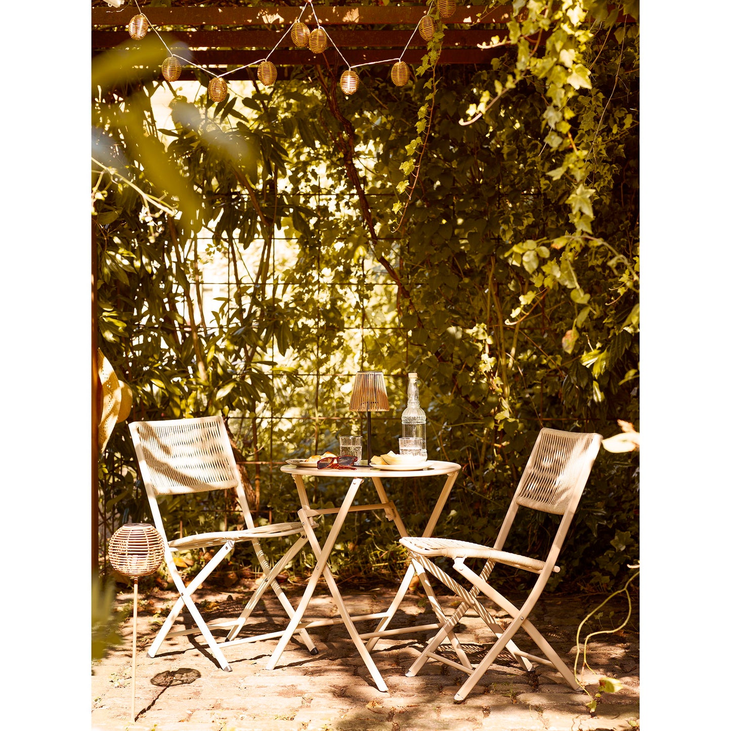 lampa reincarcabila cu panou solar integrat