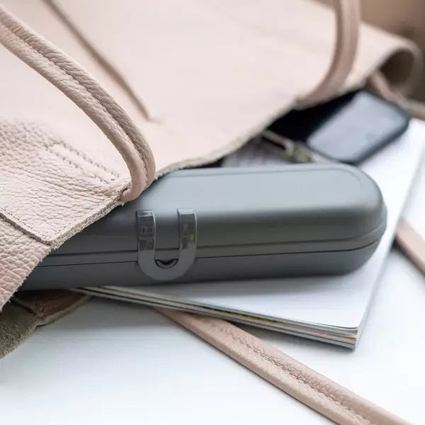 Koziol KLIKK ETUI – Cutie compactă și igienică pentru tacâmuri reutilizabile, in geanta