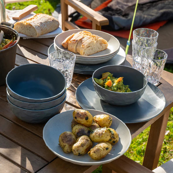 Set veselă camping 16 piese Koziol CLUB GÖTEBORG albastru, folosit in aer liber, la gratar