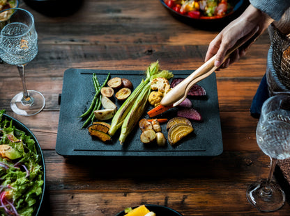 Persoană care frige legume pe o plită electrica