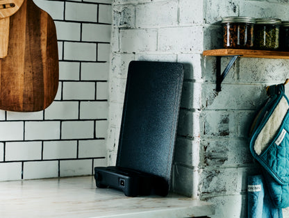 Plita electrica asezata in pozitie vericala, pe blatul din bucatarie