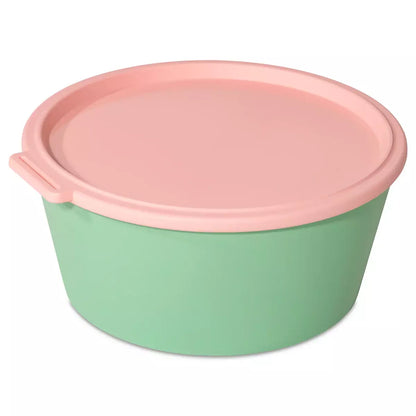 Cutie alimentara verde, cu capac roz, pe fundal alb