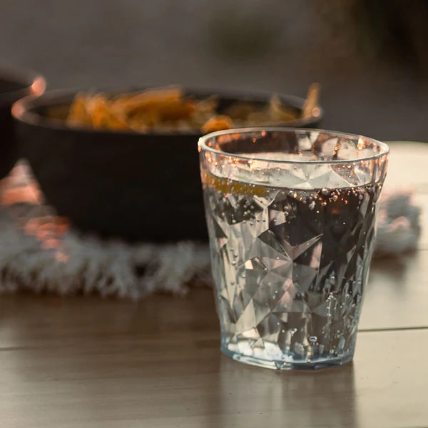 Pahar Koziol Superglass no. 1, asezat pe masa din lemn