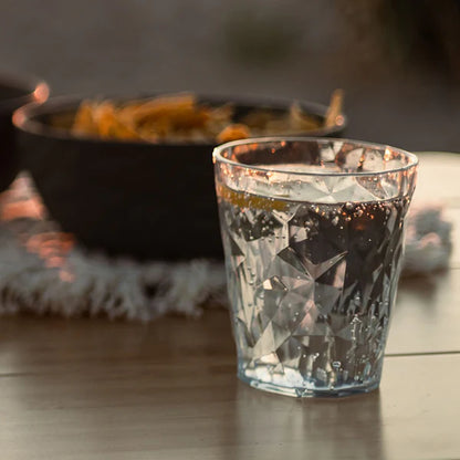 Pahar Koziol Superglass no. 1, asezat pe masa din lemn