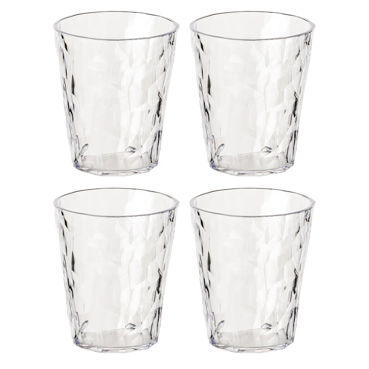 Set de patru pahare incasabile, cu design texturat, pe fundal alb